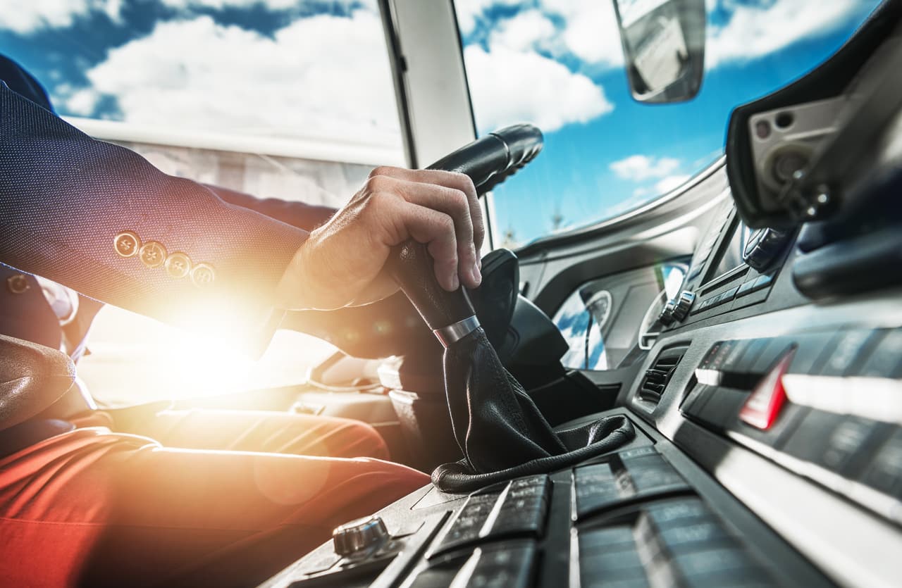 様々な計器類やスイッチが並ぶバスの運転席